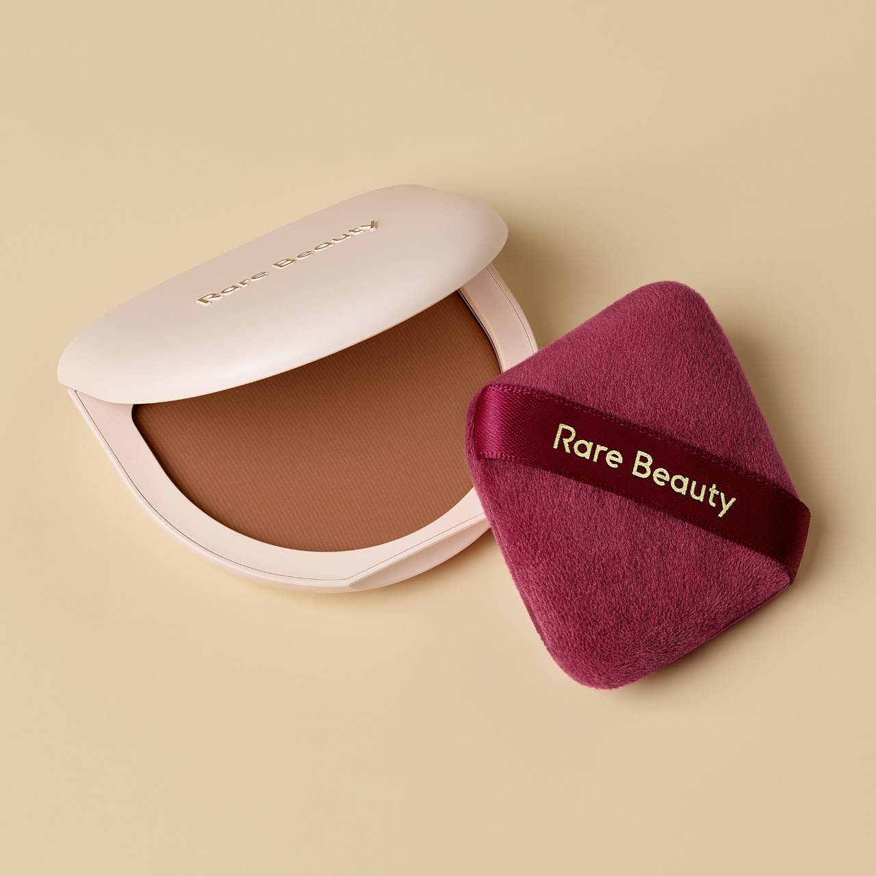 Pre orden: Rare Beauty by Selena Gomez | Soft Touch Setting Powder and Baking Puff Duo