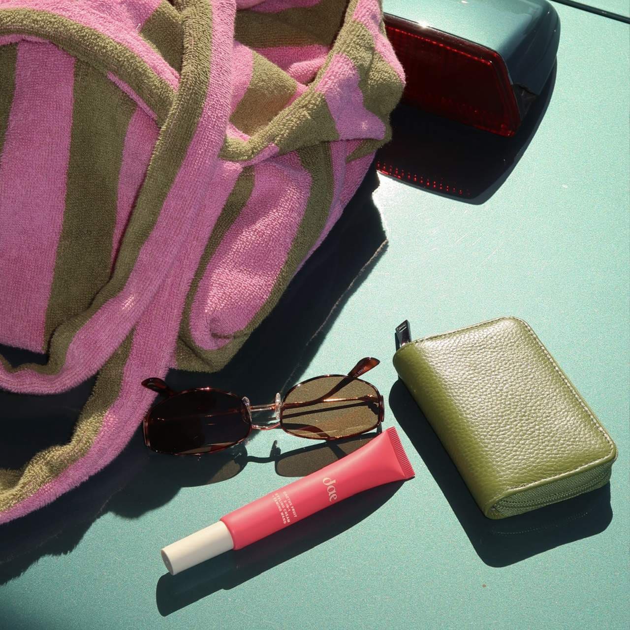 Pre orden: dae | Cactus Fruit 3-in-1 Styling Cream with Taming Wand | 0.6 oz / 20 mL