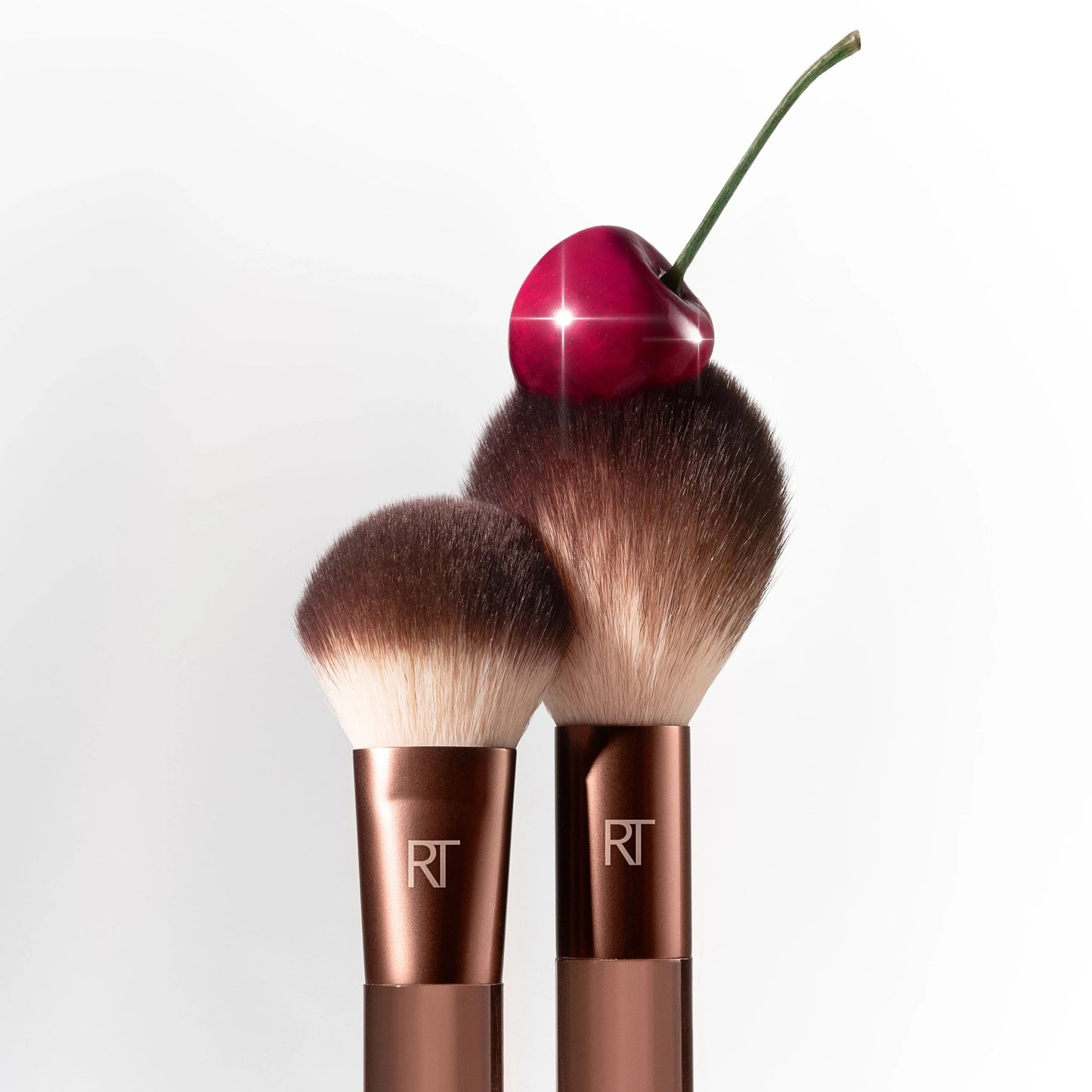 Pre-orden: Real Techniques | Limited Edition Cherry On Top It's All Blush Brush