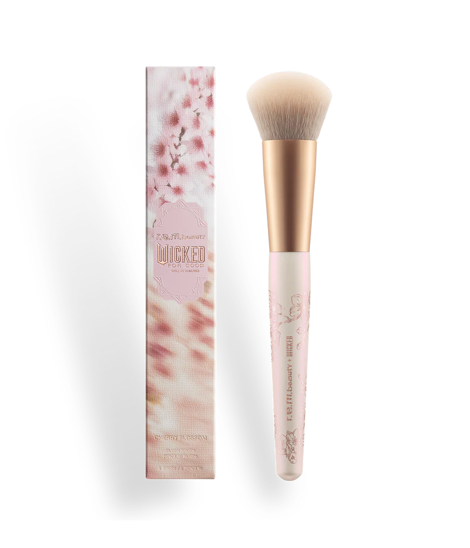 Pre-orden: r.e.m. beauty x Wicked | For Good Cherry Blossom Blush Brush