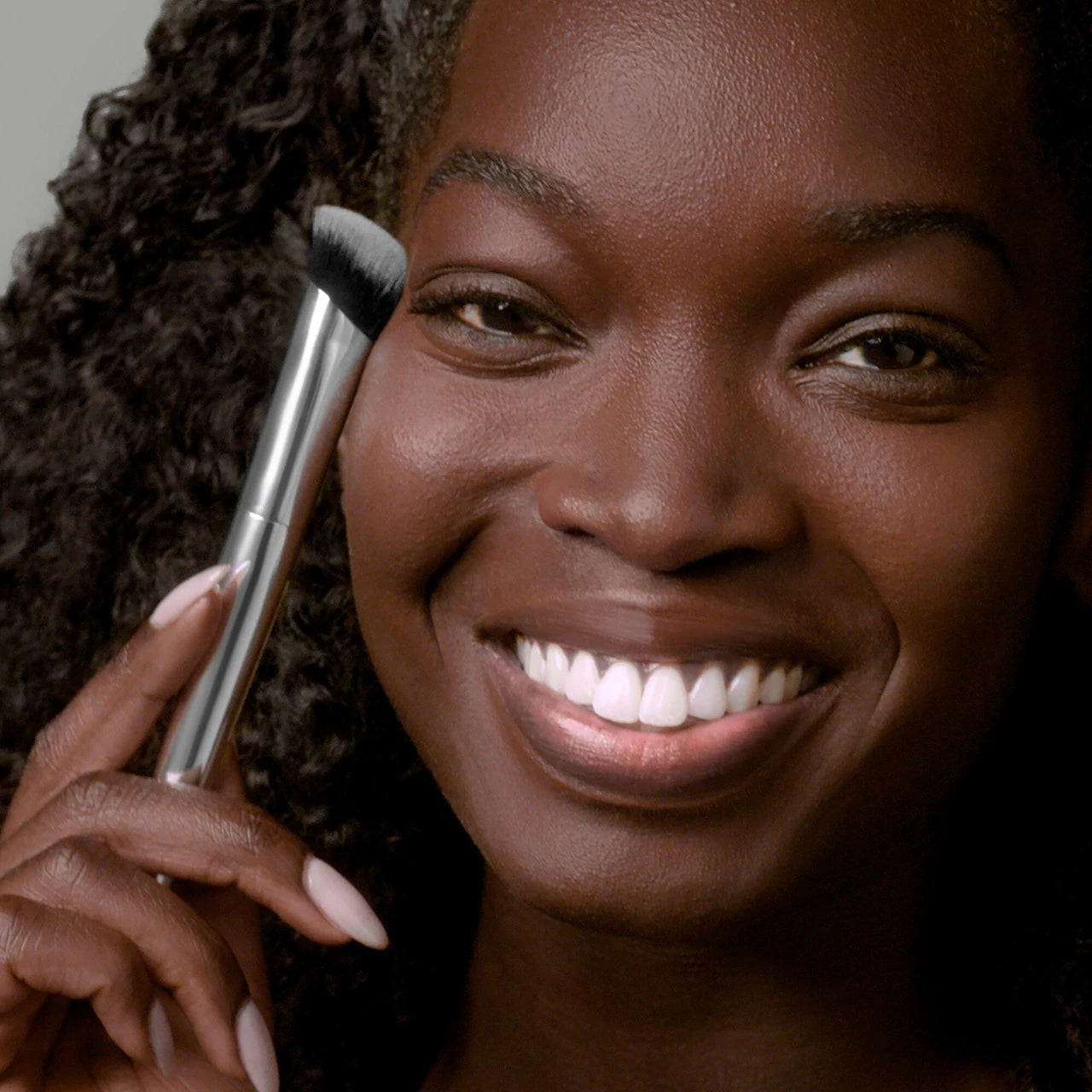 Pre-order: HAUS LABS BY LADY GAGA | Cruelty-Free Concealer Brush - Imagen 4