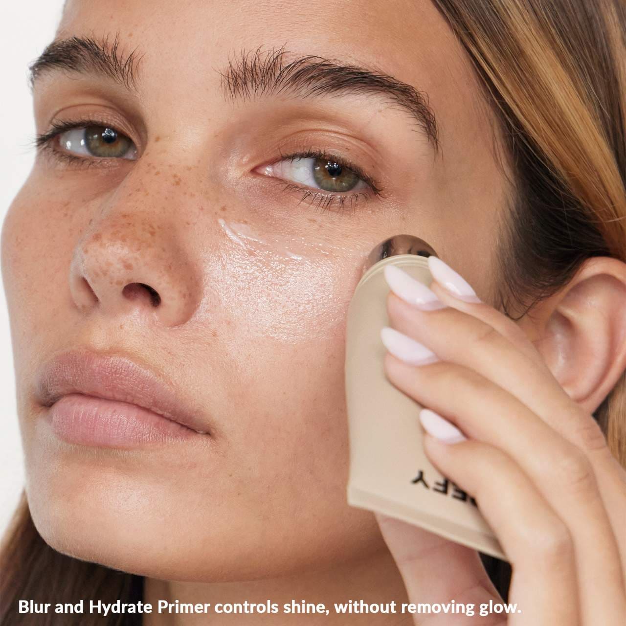 REFY | Blur and Hydrate Oil-Control Face Primer with Hyaluronic Acid - Imagen 3